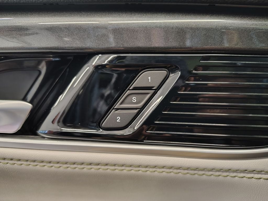 2023 Jeep Wagoneer Base