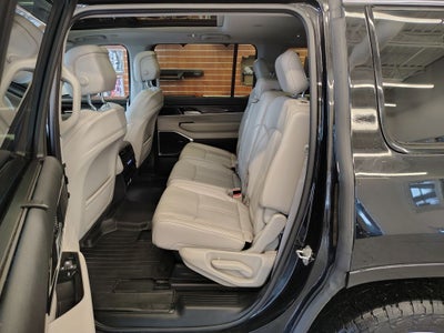 2023 Jeep Wagoneer Base