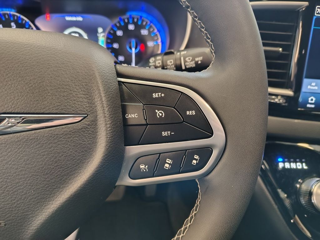 2025 Chrysler Pacifica Select