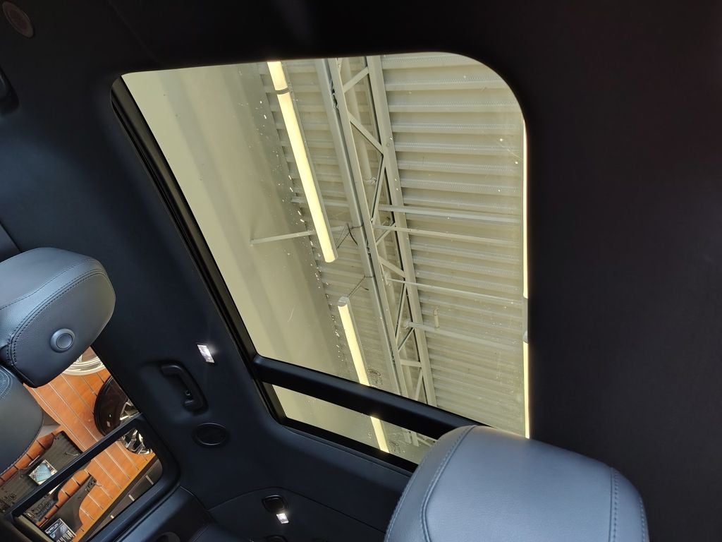 2024 Land Rover Defender 130 X-Dynamic SE