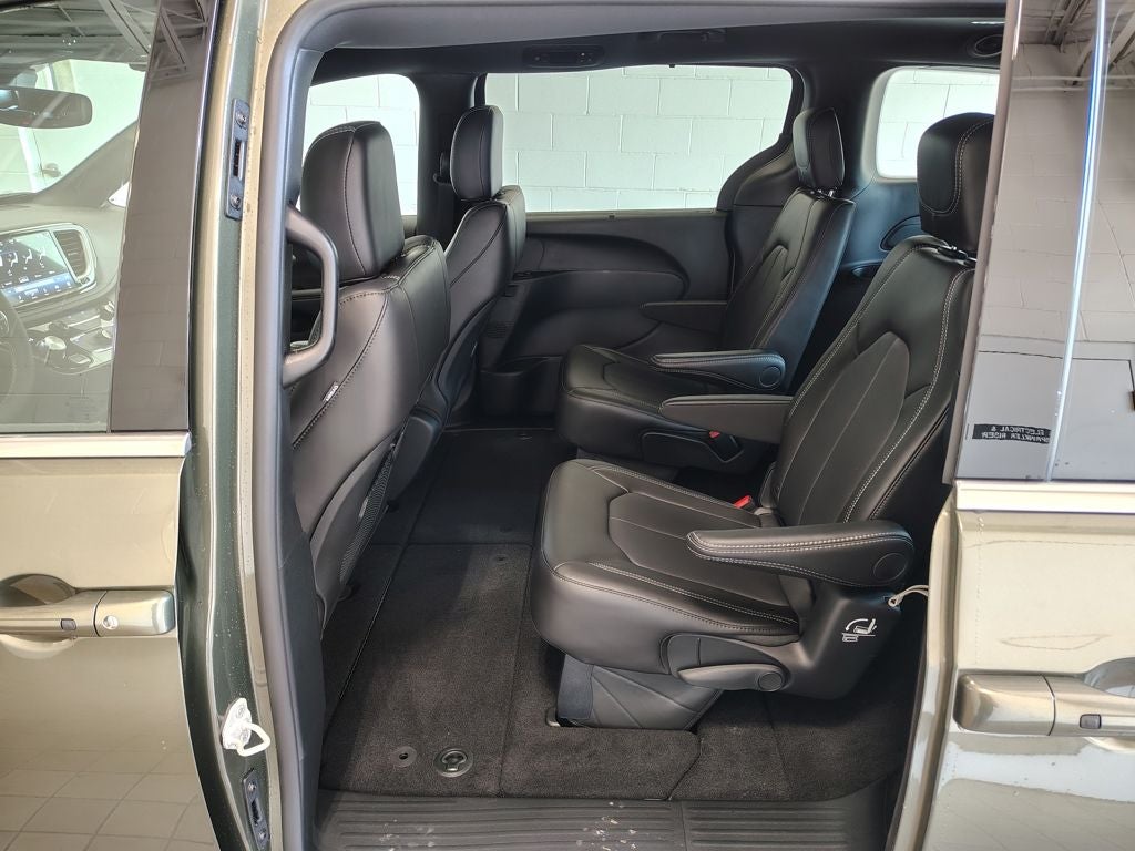 2027 Chrysler Pacifica Select