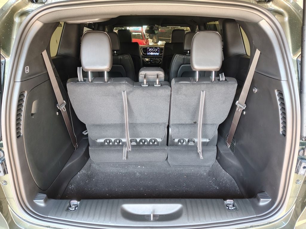 2027 Chrysler Pacifica Select