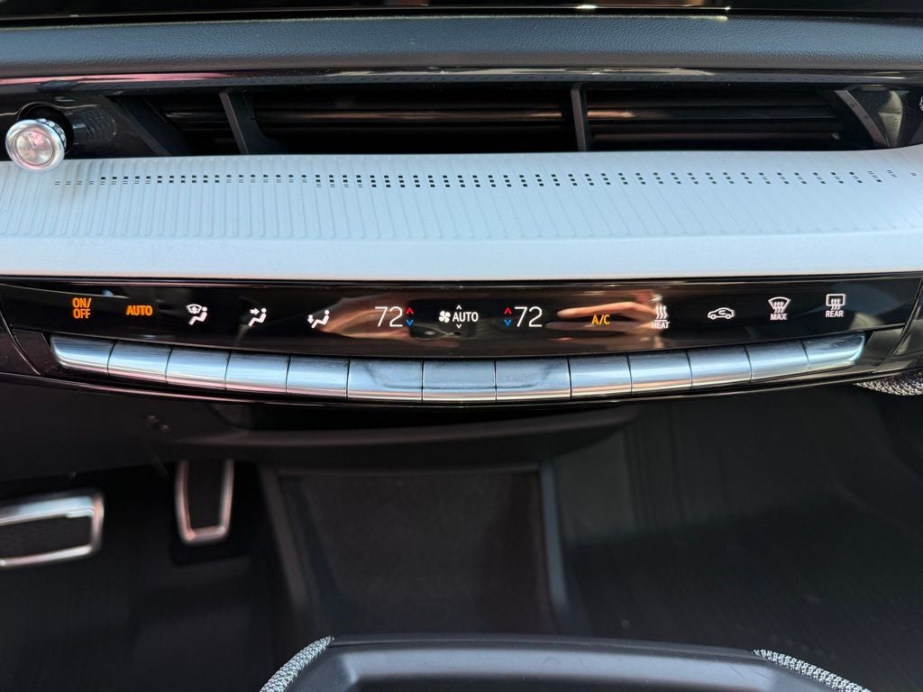 2025 Cadillac OPTIQ Luxury 2