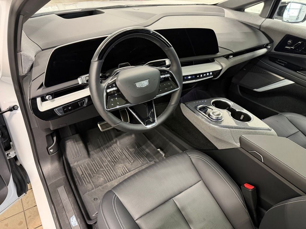 2025 Cadillac OPTIQ Luxury 2