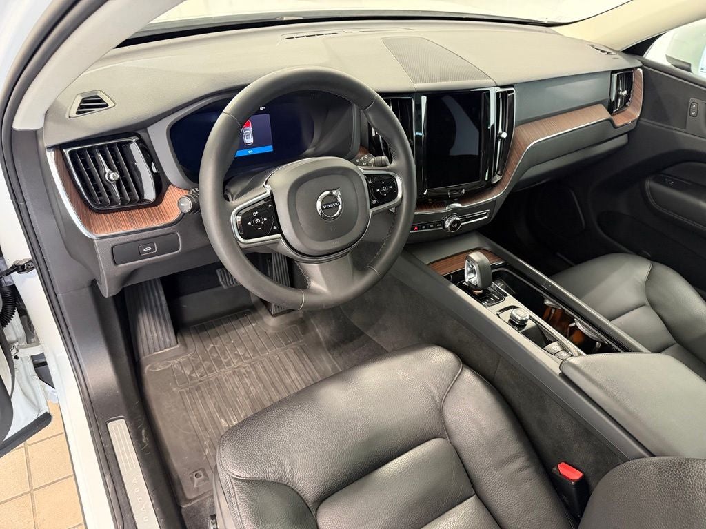 2023 Volvo XC60 B5 Plus Bright Theme